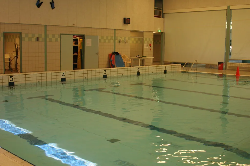 Piscina cubierta vacía con las calles marcadas en el fondo y los números de andén visibles en el bordillo